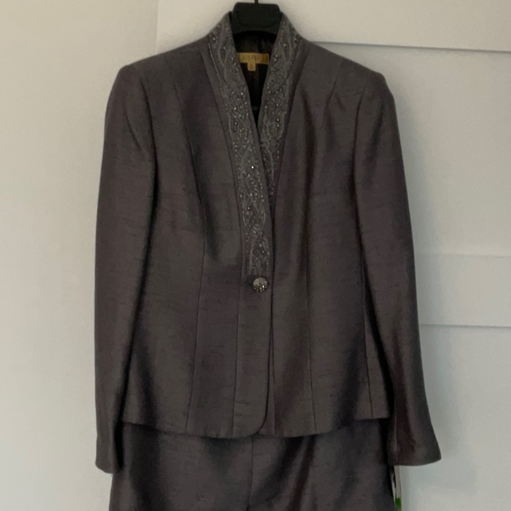 New with tag, Kasper Gray set 3pieces Tailored Fit Notched Lapel